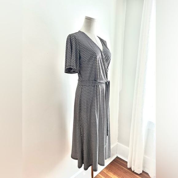 H&M V Neck Short Sleeve Tie Wrap Midi Dress Black and White Patterned Size Small - Picture 2 of 11